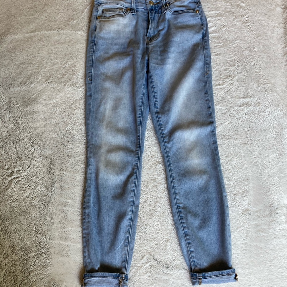 GOOD AMERICAN light wash jeans. So cute!
